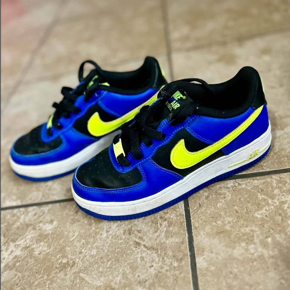 Size 3.5 Air Force Ones LV8
